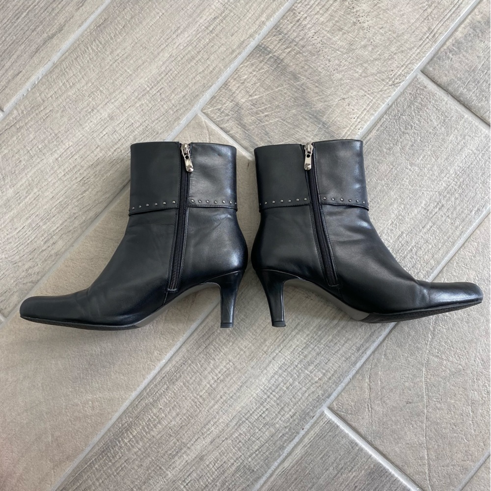 Tahari Primer Black Leather Ankle Boot Heeled Studded Size 7.5 - Picture 3 of 12
